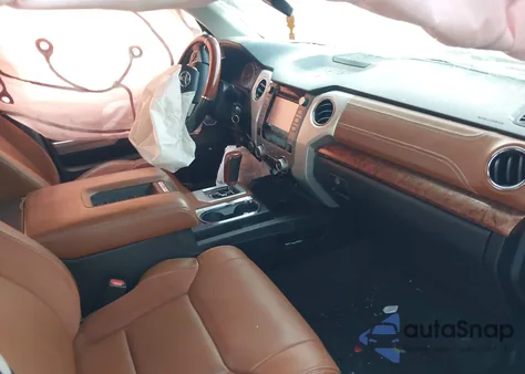 2017 Toyota Tundra 1794 5.7L V8 z USA, uszkodzony, nr VIN 5TFAW5F19HX660797